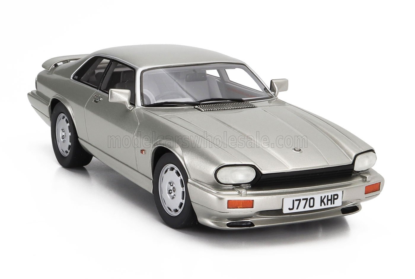 CULT-SCALE-JAGUAR-XJR-S-118-SILVER.2.jpg