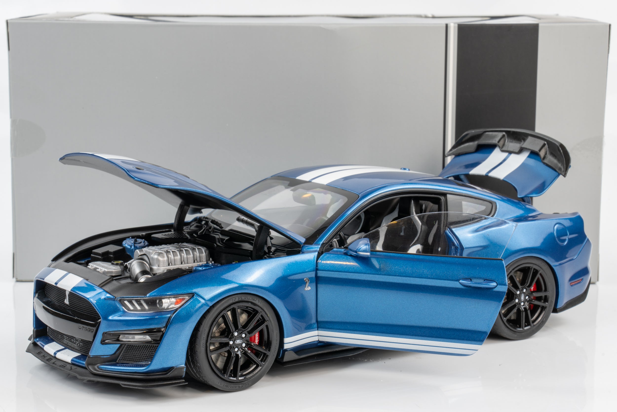 Ixo 1:18 Ford Mustang GT500 Atlas Metallic Blue Model Car