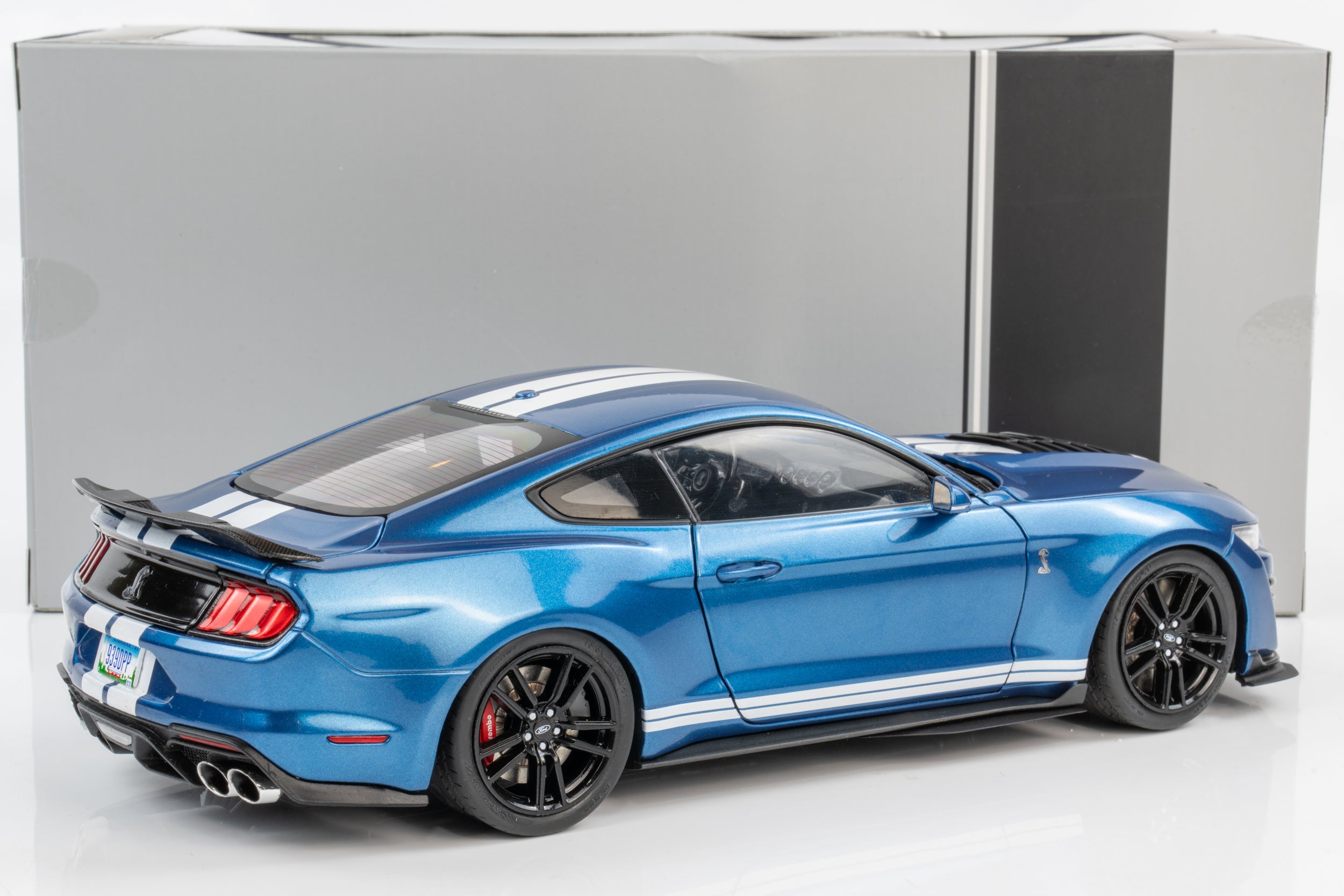 Ixo 1:18 Ford Mustang GT500 Atlas Metallic Blue Model Car