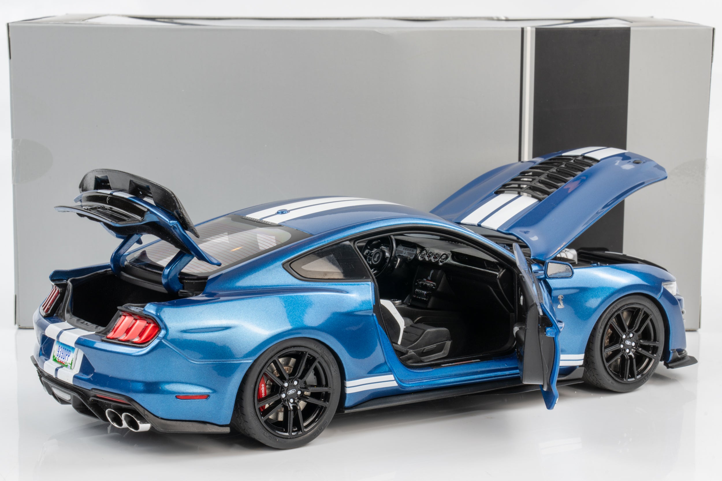 Ixo 1:18 Ford Mustang GT500 Atlas Metallic Blue Model Car