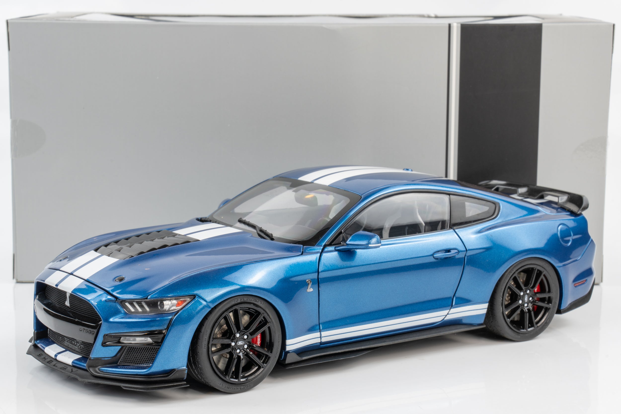 Ixo 1:18 Ford Mustang GT500 Atlas Metallic Blue Model Car