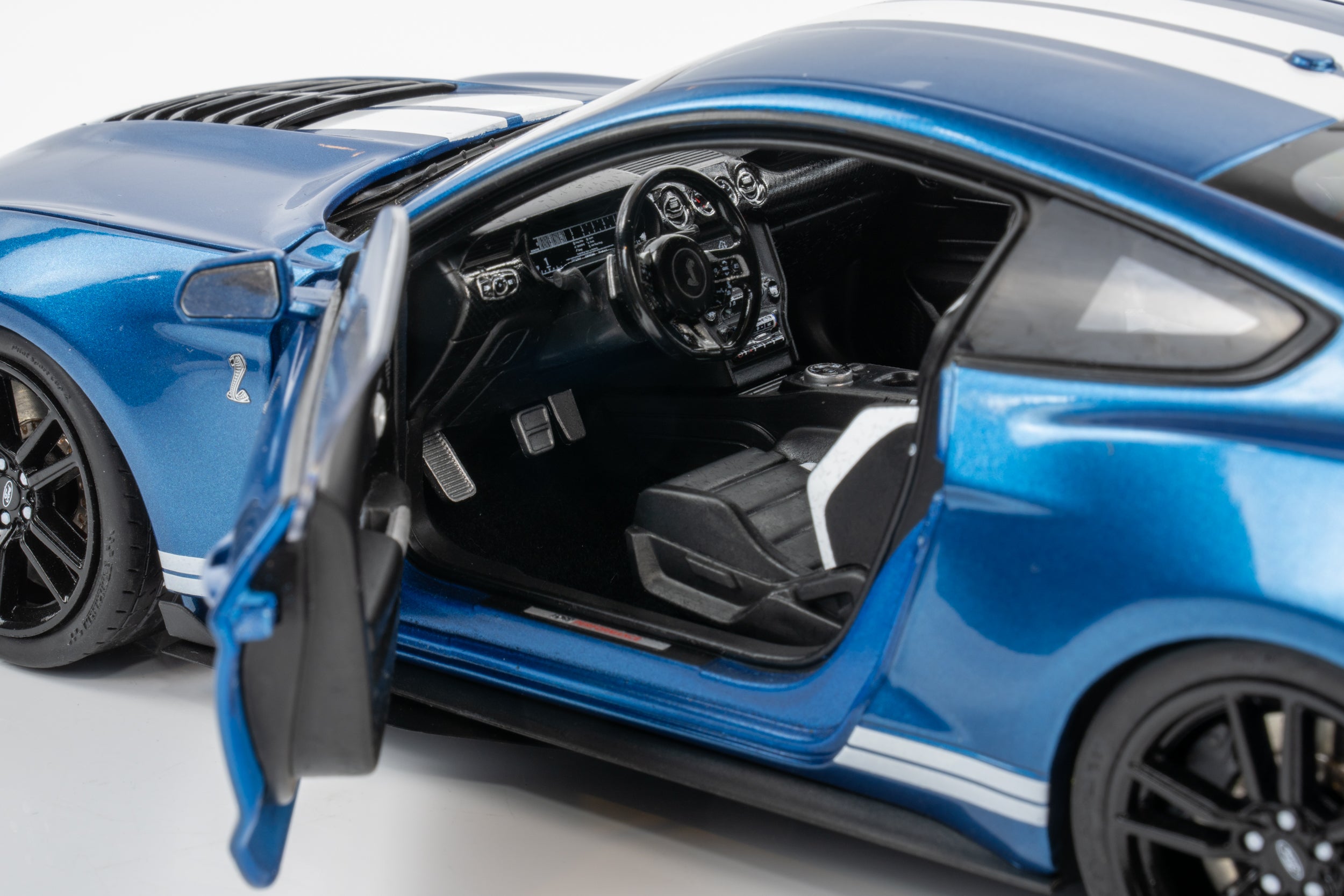 Ixo 1:18 Ford Mustang GT500 Atlas Metallic Blue Model Car