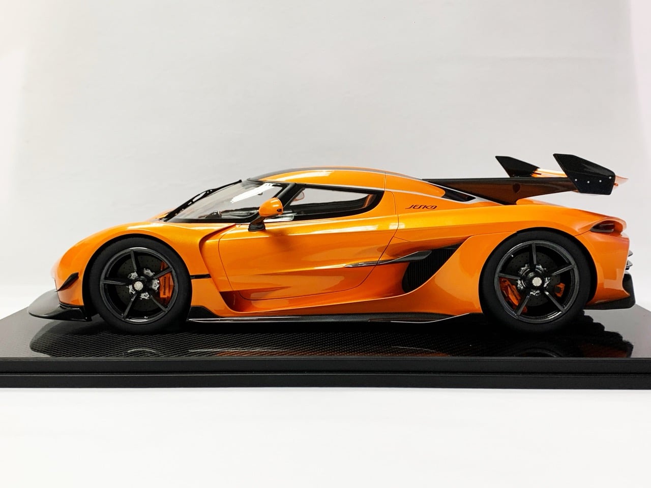 Koenigsegg-Jesko-Tang-Orange-FrontiArt-4-Large.jpeg
