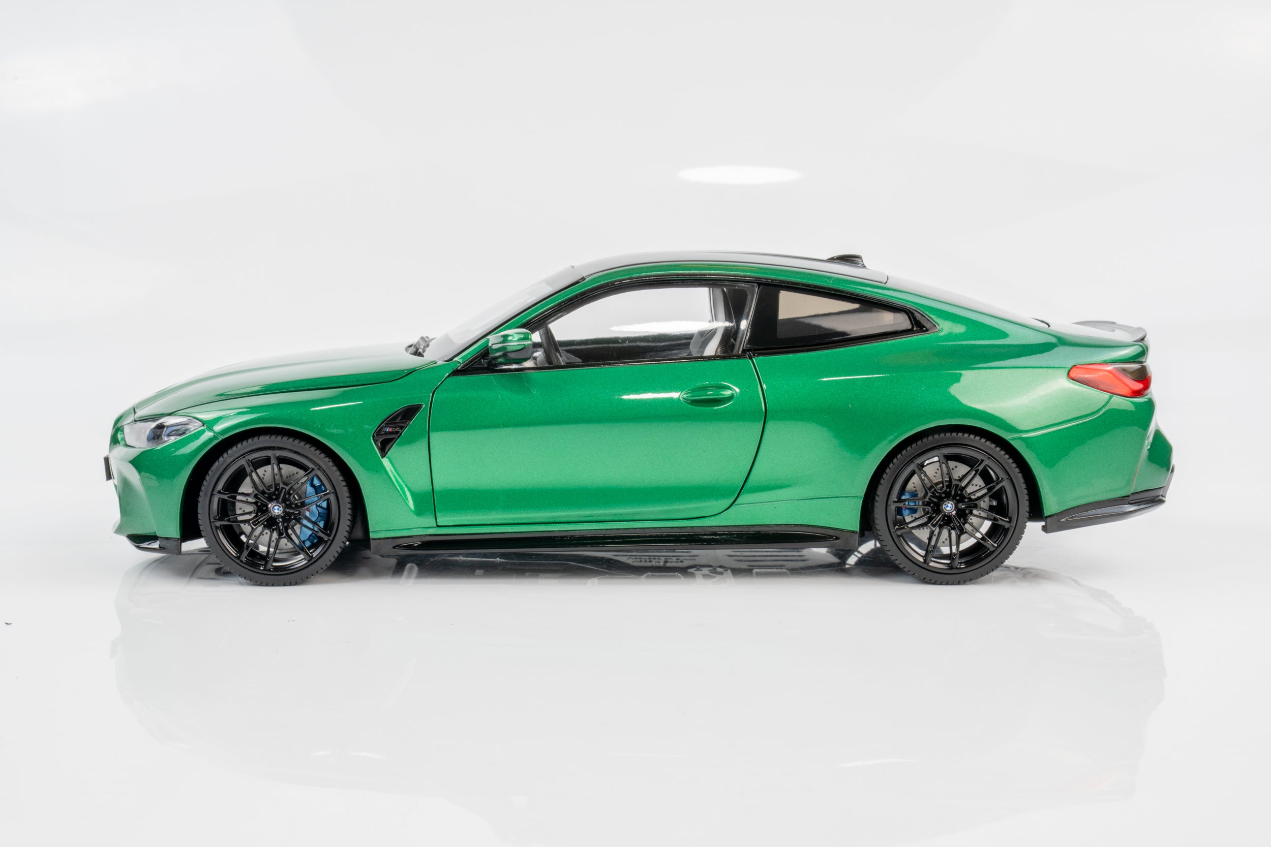 Minichamps 1:18 BMW M4 (G82) Green Metallic 2024 Model Car