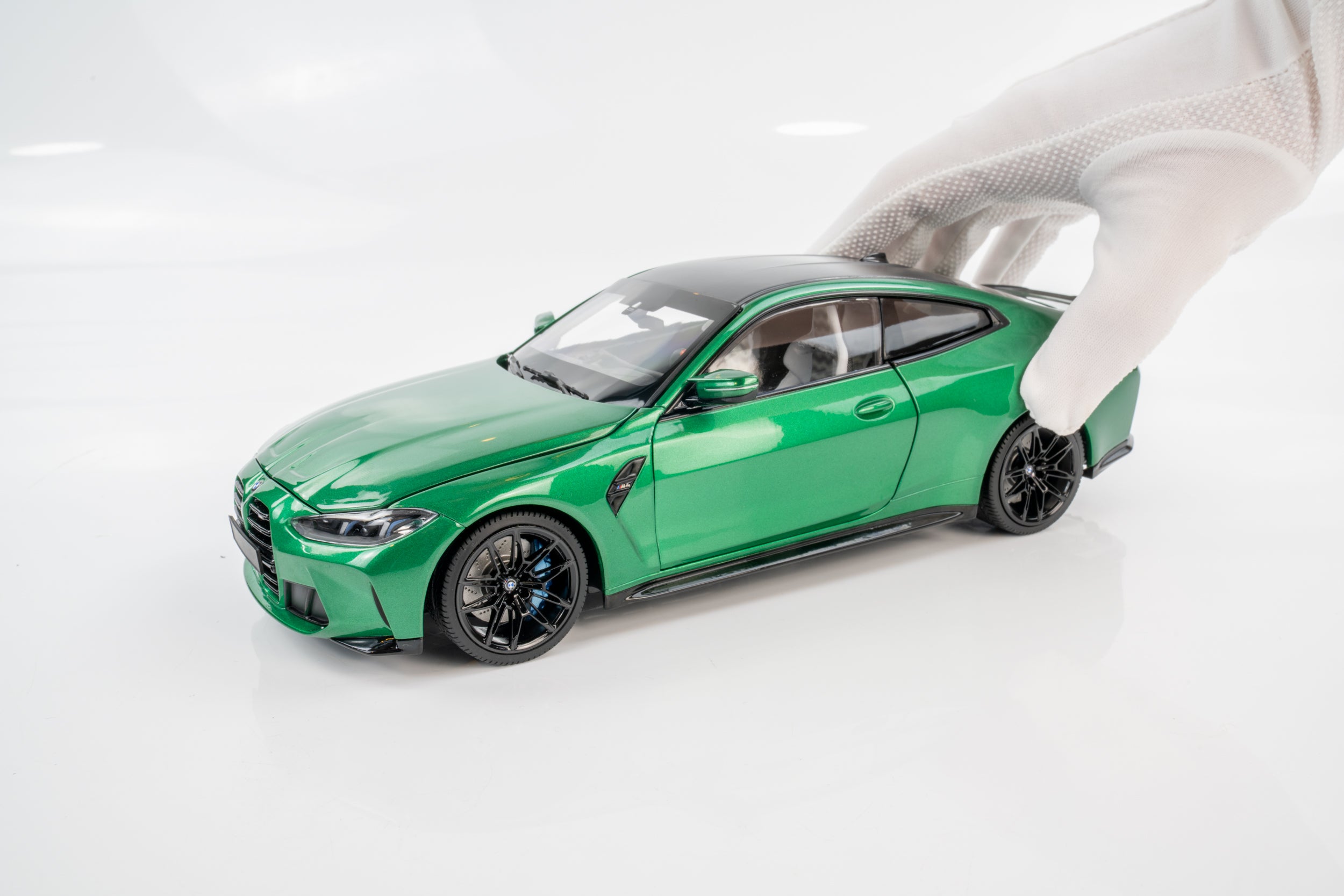 Minichamps 1:18 BMW M4 (G82) Green Metallic 2024 Model Car