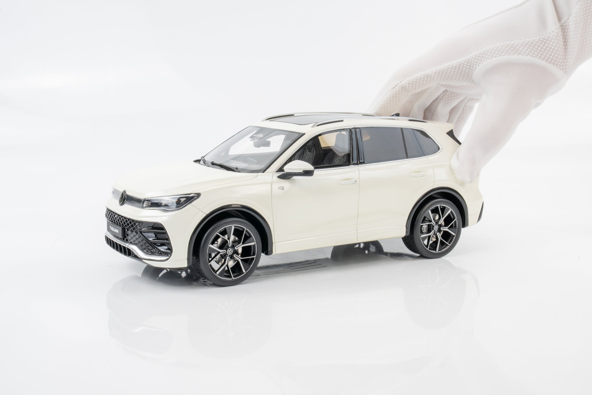 Otto Mobile 1:18 Volkswagen Tiguan E TSI R Line Oryx Pearl White (OT1219) Limited Edition Model Car