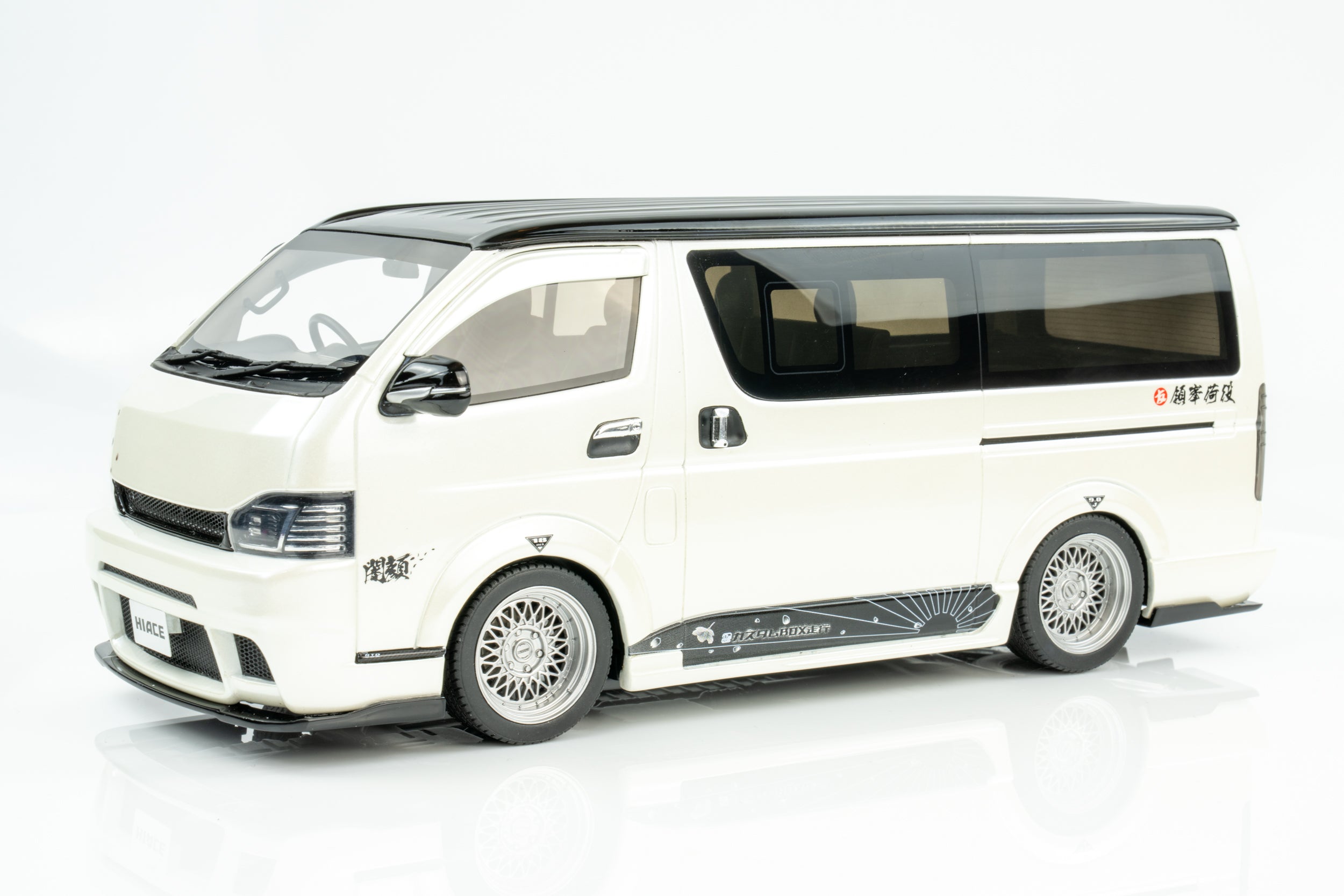 Otto Mobile 1:18 Toyota Hiace Super GL Custom 2008 Pearl White Model Car
