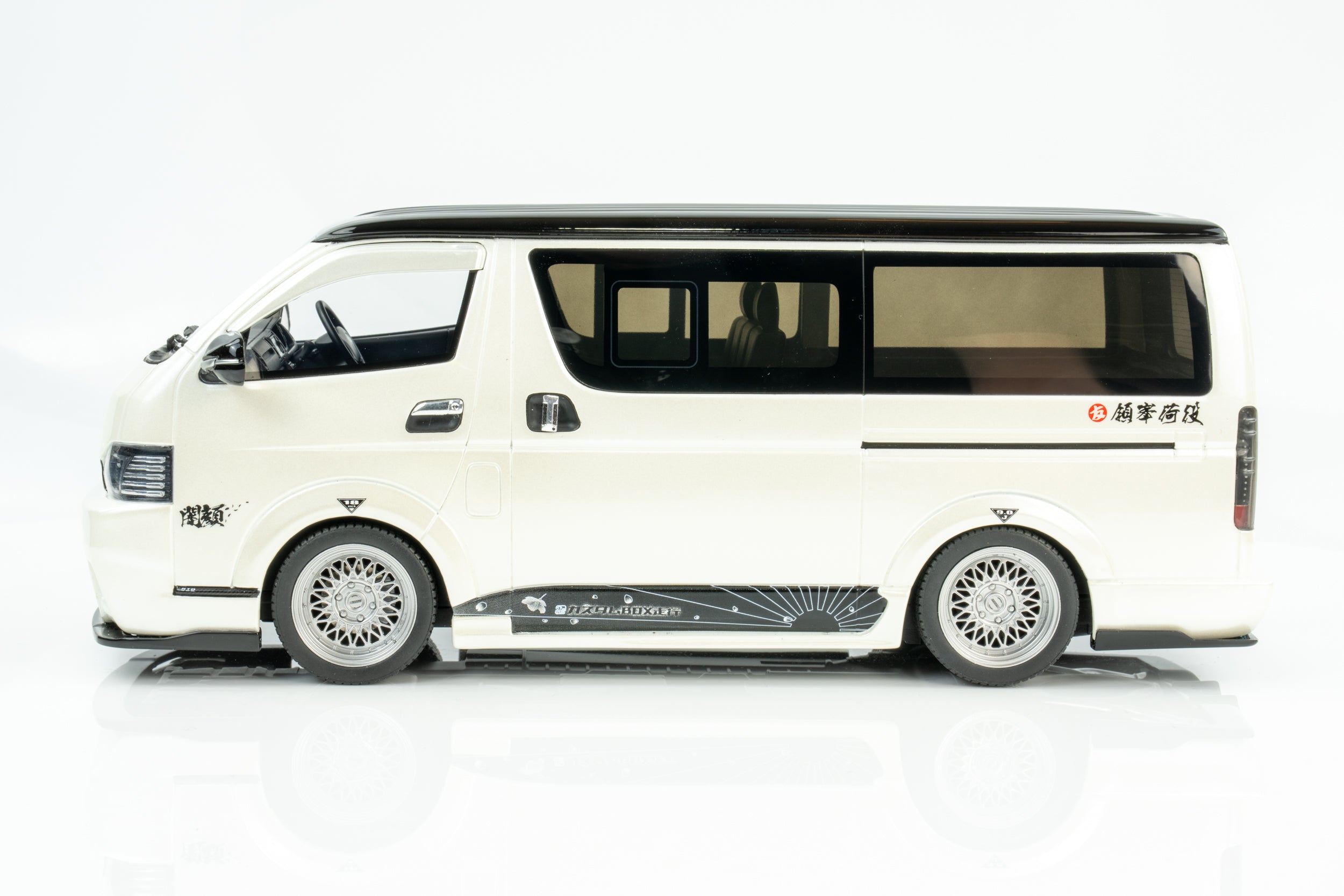 Otto Mobile 1:18 Toyota Hiace Super GL Custom 2008 Pearl White Model Car