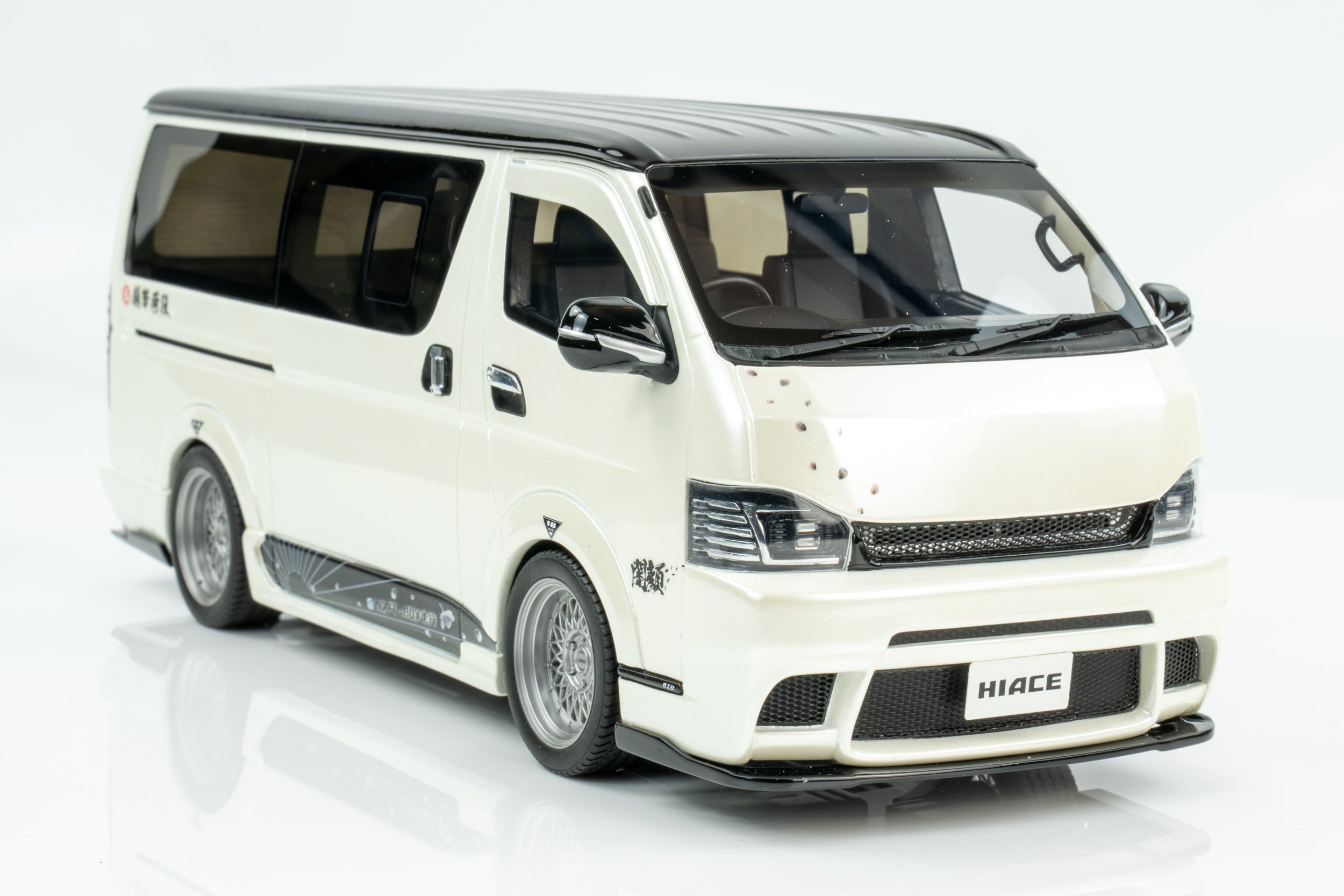 Otto Mobile 1:18 Toyota Hiace Super GL Custom 2008 Pearl White Model Car
