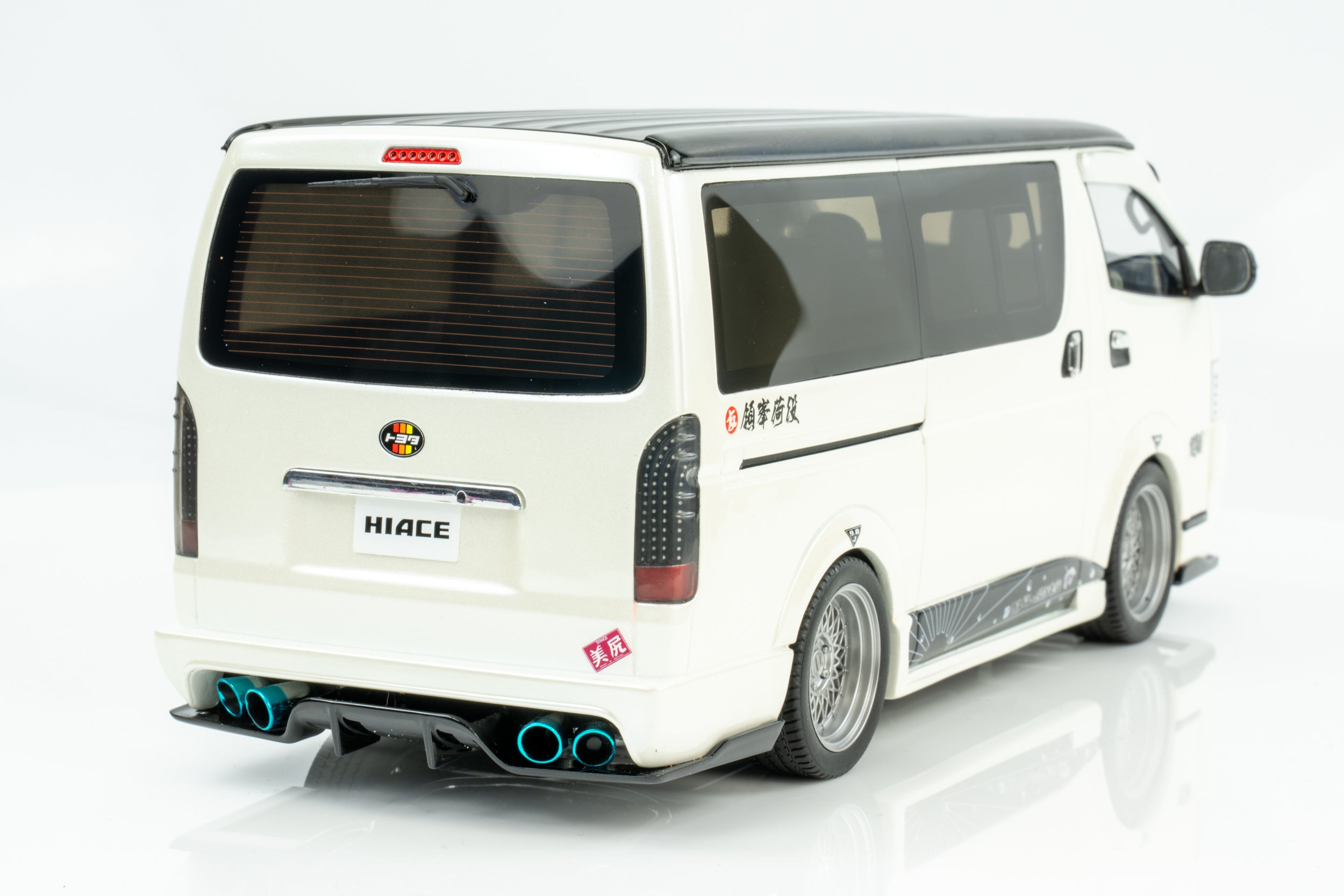 Otto Mobile 1:18 Toyota Hiace Super GL Custom 2008 Pearl White Model Car