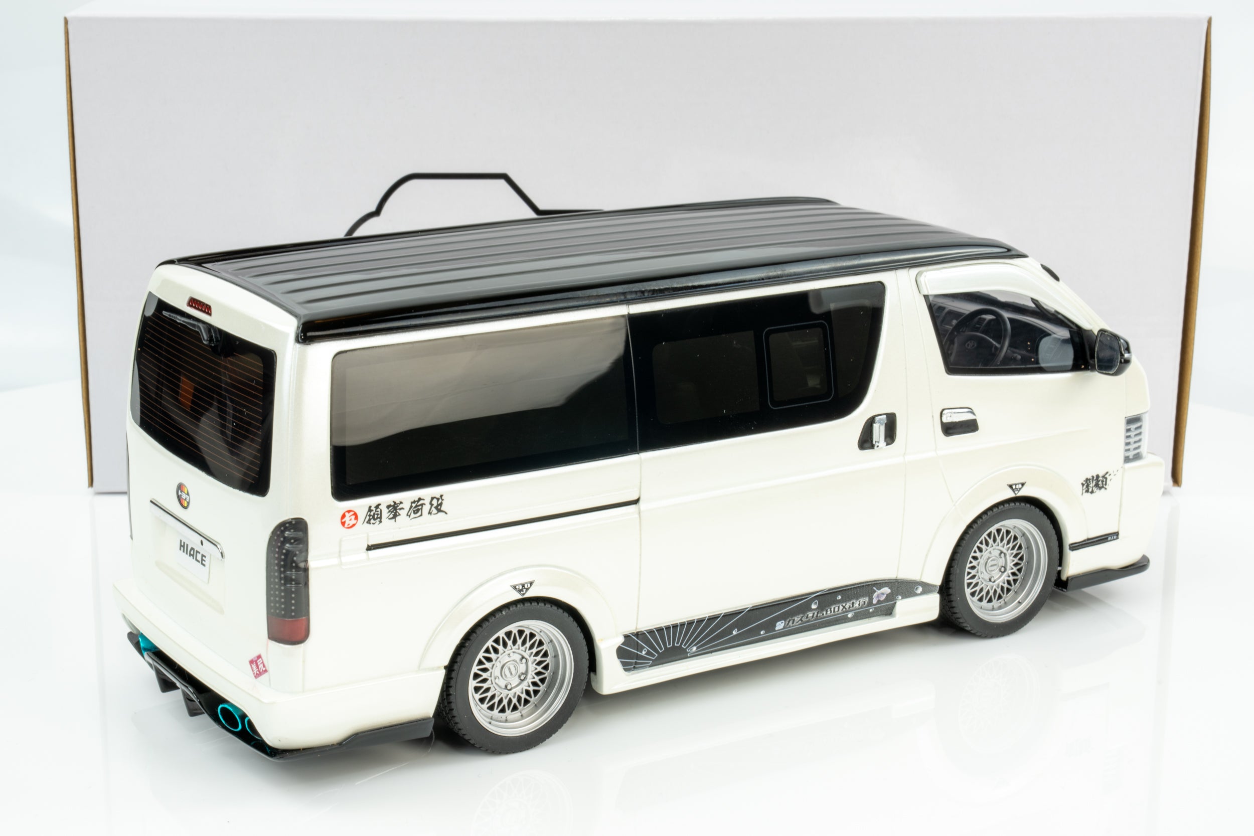 Otto Mobile 1:18 Toyota Hiace Super GL Custom 2008 Pearl White Model Car
