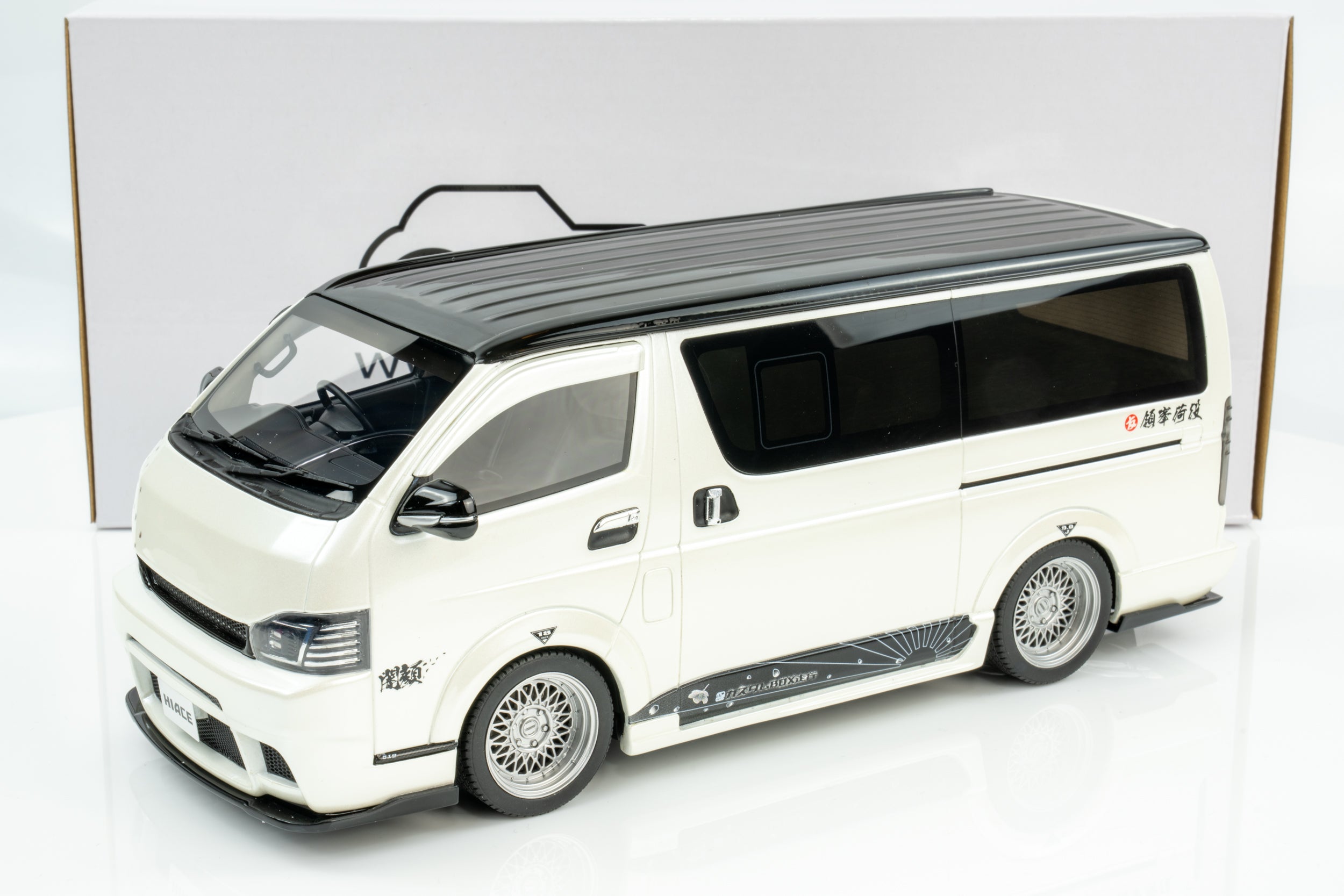 Otto Mobile 1:18 Toyota Hiace Super GL Custom 2008 Pearl White Model Car