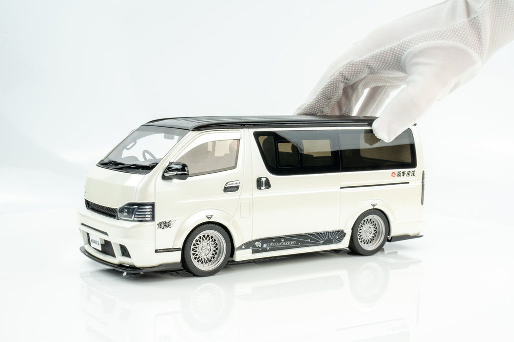 Otto Mobile 1:18 Toyota Hiace Super GL Custom 2008 Pearl White Model Car