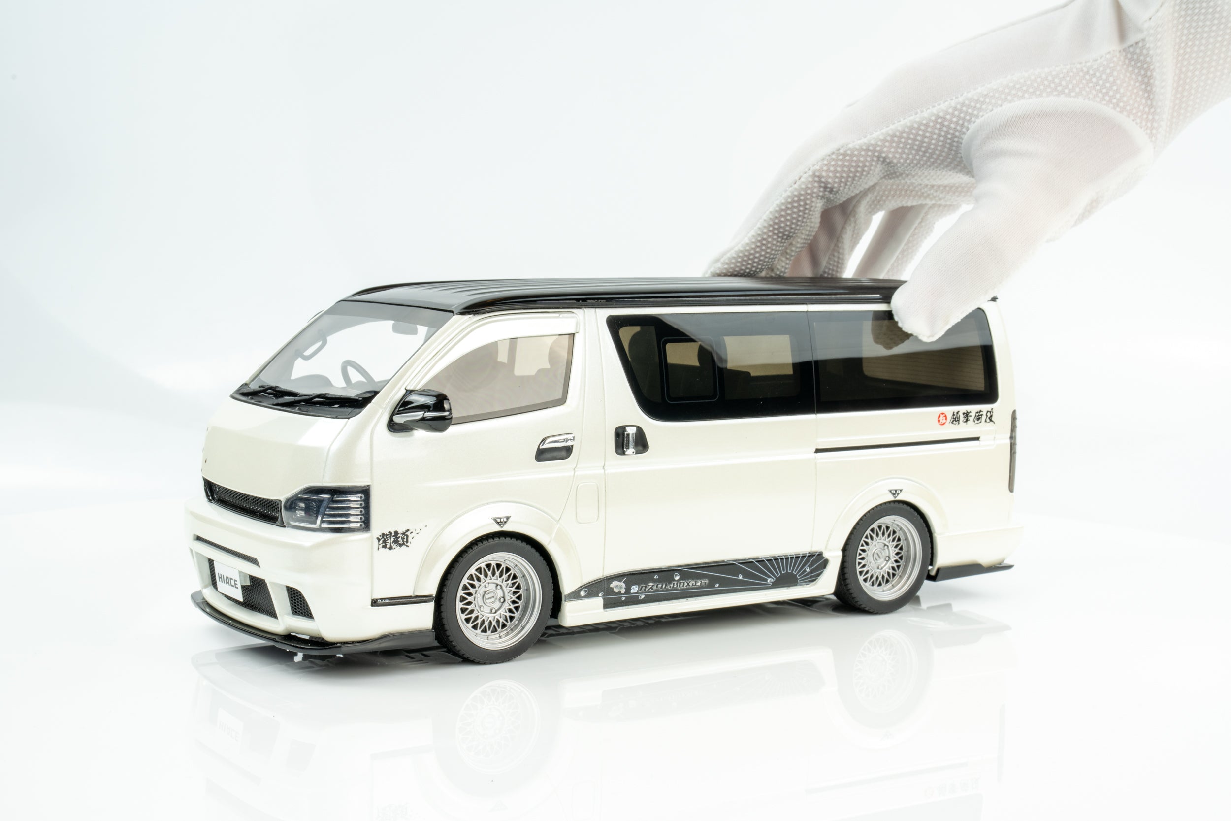 Otto Mobile 1:18 Toyota Hiace Super GL Custom 2008 Pearl White Model Car