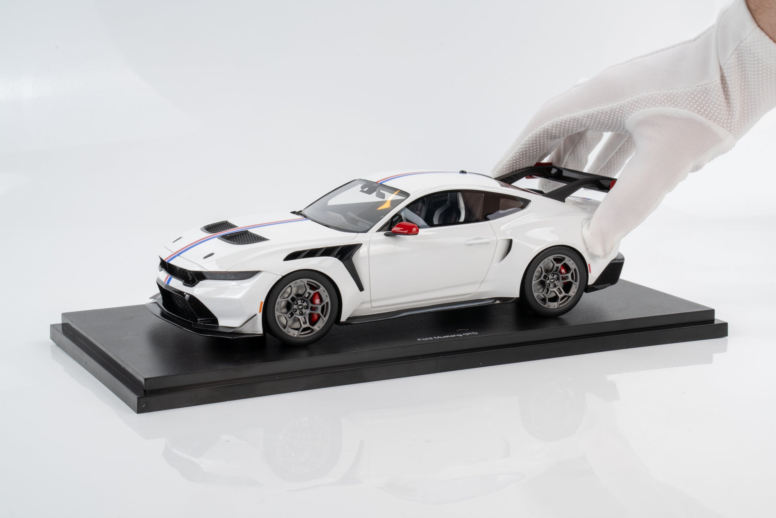 Top Speed 1:18 Ford Mustang GTD Spirit of America White Limited Edition Model Car