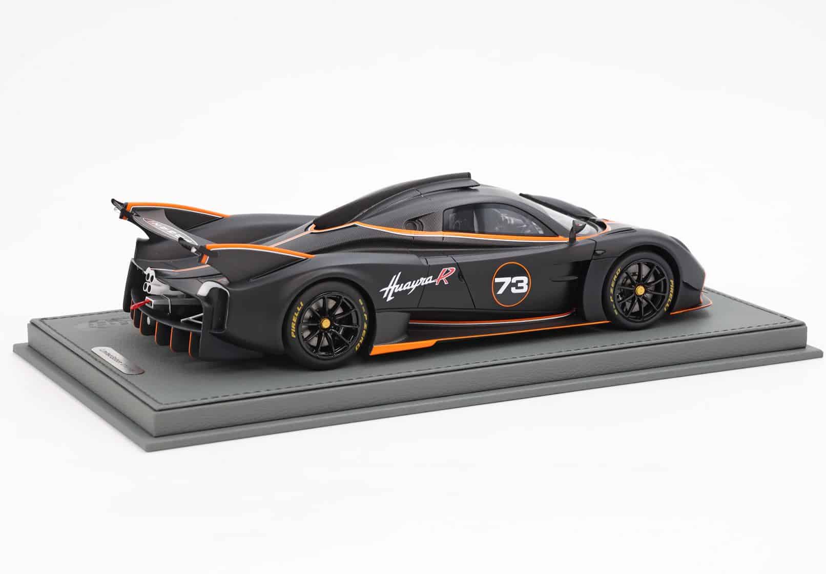 huayra-r-carbon-black-and-matt-image3.JPG